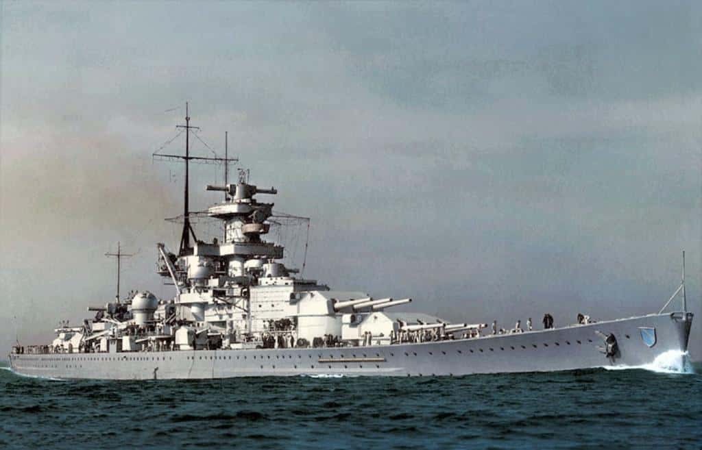 Схема линейного корабля «Шангорст». Построен верфью «Kriegsmarine Werft» (Вильгельмсхафен), заложен 16 мая 1935 г., спущен на воду 3 октября 1936 г., готовность 7 января 1939 г.; водоизмещение 31750 т (ст.) / 37000 т (пол.); основные размерения 229,8 х 30,0 х 9,93 м.; вооружение 9 – 280-мм ГК, 12 – 150-мм СК, 14 – 105-мм ЗК орудий; 6 торпедных труб, 3 самолета; скорость 30,7 узлов; экипаж 1671 человек (включая 56 офицеров)
